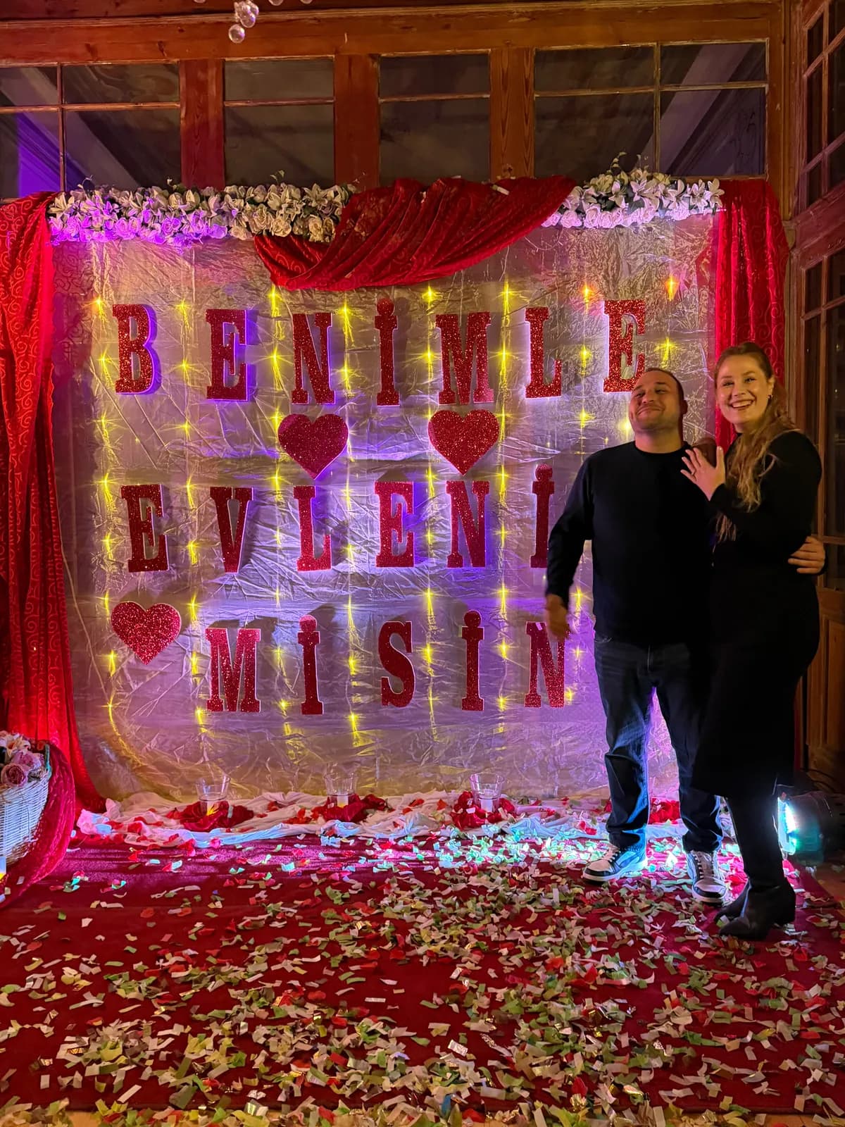 Edirne Kaleiçi'ndeki konakta "Benimle evlenir misin" yazılı ışıklı evlilik teklifi panosu ve gül yaprakları