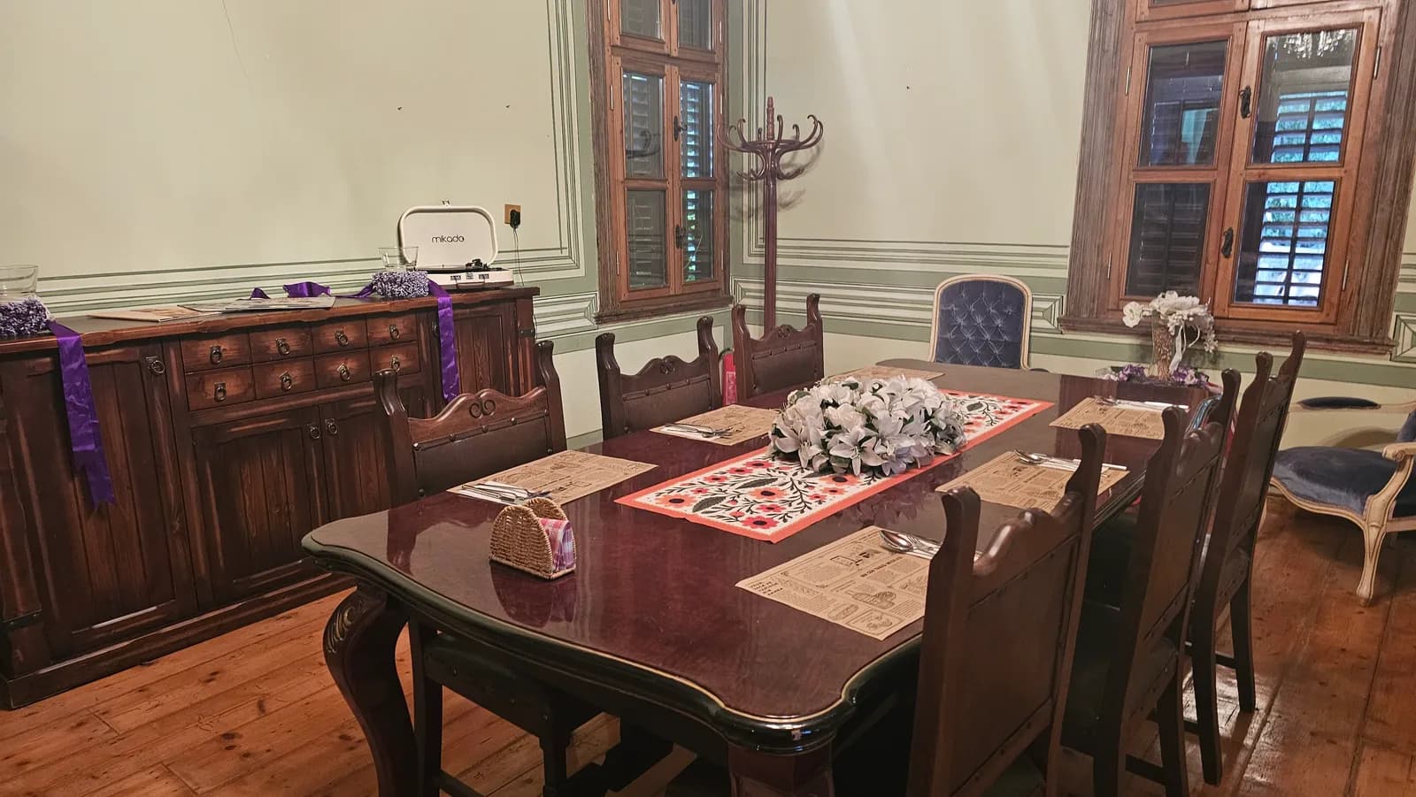 Edirne Kaleiçi konağının salonunda evlilik teklifi sonrası arkadaş yemeği için hazırlanan masa