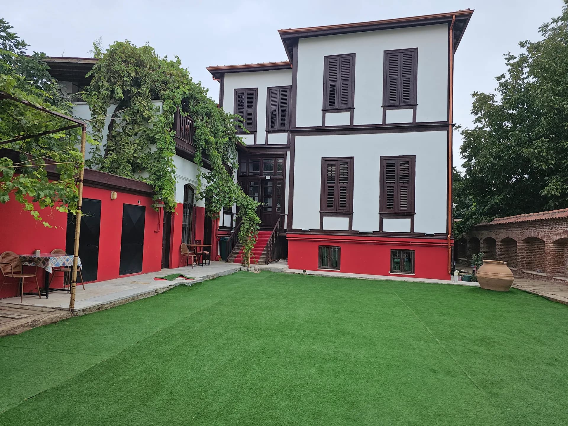Edirne Kaleiçi'nde tarihi Komşu Konak'ın cephesi ve avlusu