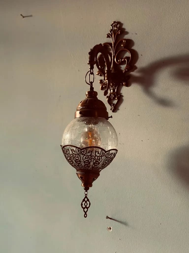 Taş duvarda bakır duvar feneri