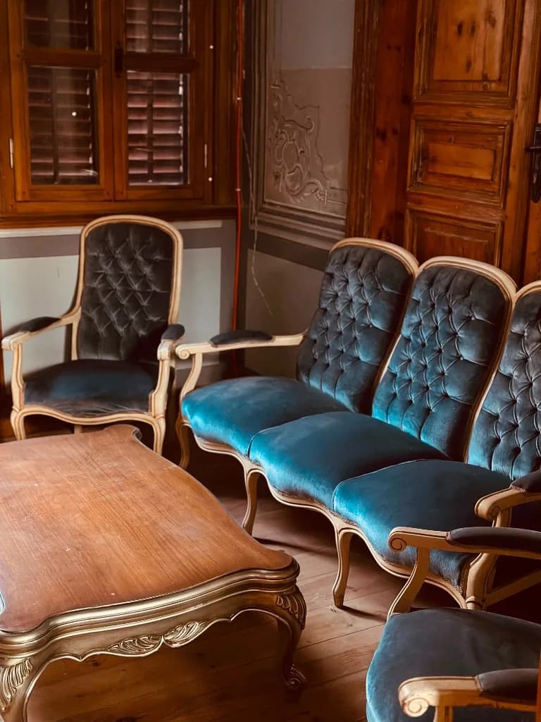 Tarihi salon, mavi döşemeli koltuk takımı